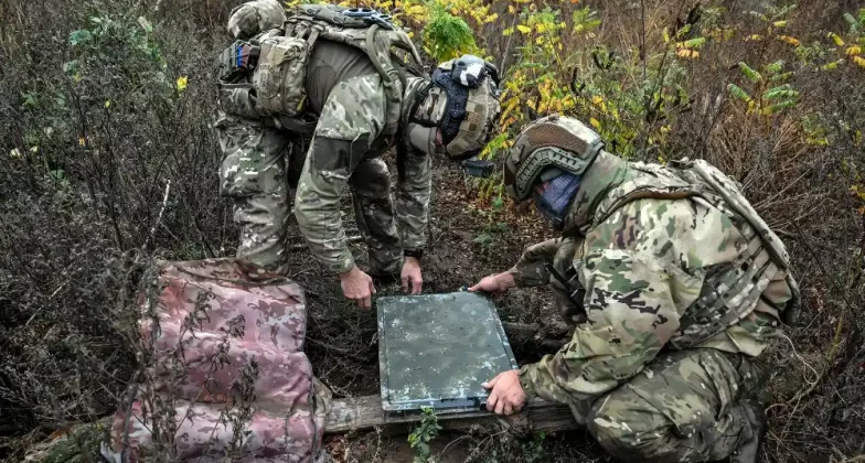 військові налаштовують Старлінк, супутниковий зв'язок