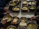 стіл зі стравами для військовополонених