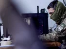 Військовий за комп'ютером