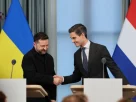 Президент України Володимир Зеленський та прем'єр-міністр Нідерландів Роб Джеттен тиснуть один одному руки на прес-конференції в Гаазі, Нідерланди, 28 жовтня 2026 року