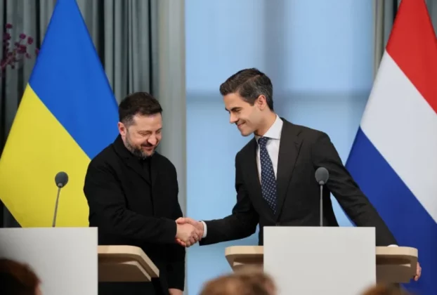 Президент України Володимир Зеленський та прем'єр-міністр Нідерландів Роб Джеттен тиснуть один одному руки на прес-конференції в Гаазі, Нідерланди, 28 жовтня 2026 року