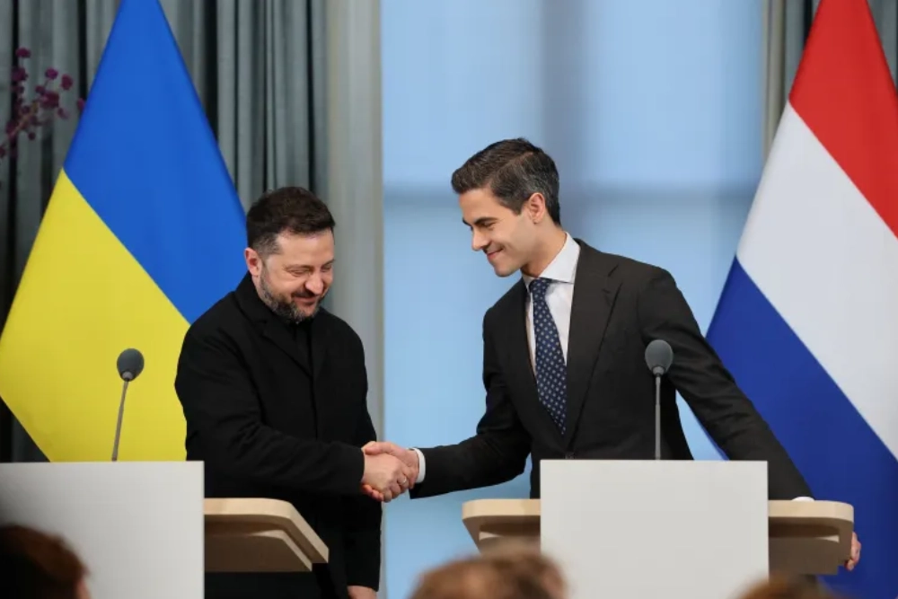 Президент України Володимир Зеленський та прем'єр-міністр Нідерландів Роб Джеттен тиснуть один одному руки на прес-конференції в Гаазі, Нідерланди, 28 жовтня 2026 року