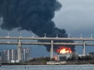 З нафтового терміналу в Санкт-Петербурзі (Росія) піднімається дим після нападу, що стався на початку цього місяця