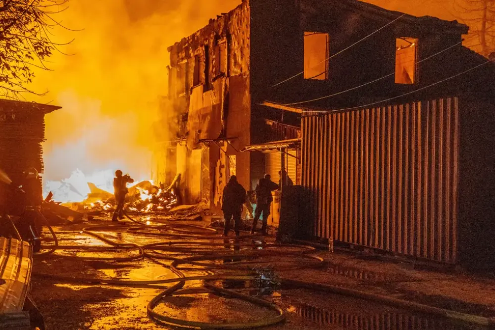 Пожежники загасили пожежу в житловому районі після російського авіаудару по Харкову 28 жовтня