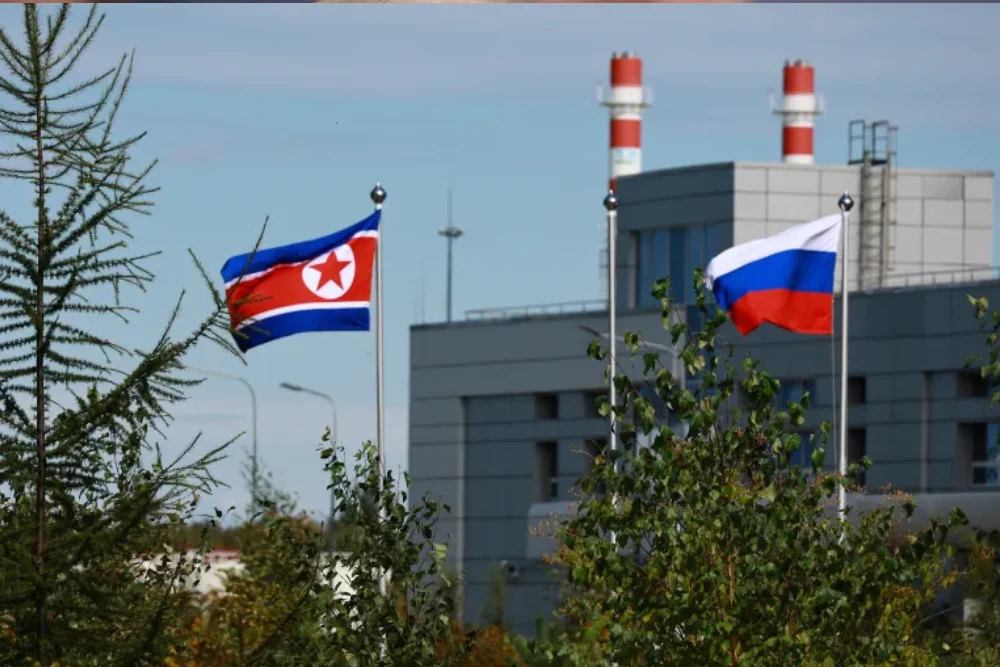 13 вересня 2023 року на космодромі «Восточний», розташованому неподалік міста Ціолковський у Далекосхідній Амурській області Росії, видно прапори Північної Кореї та Росії