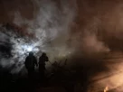 Українські пожежники працюють на місці російського ракетного удару в Києві, Україна, 21 жовтня 2026 року
