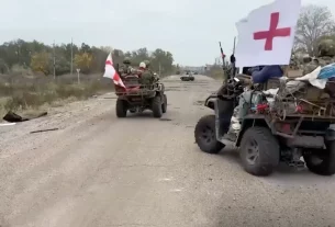 Гуманітарний конвой вирушив до міста Олежки під супроводом військових