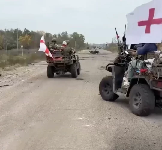 Гуманітарний конвой вирушив до міста Олежки під супроводом військових