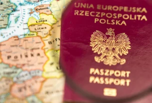 ілюстрація карти з написом Польща та паспорту громадянина Польщі