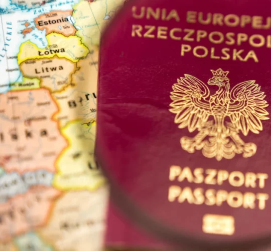 ілюстрація карти з написом Польща та паспорту громадянина Польщі