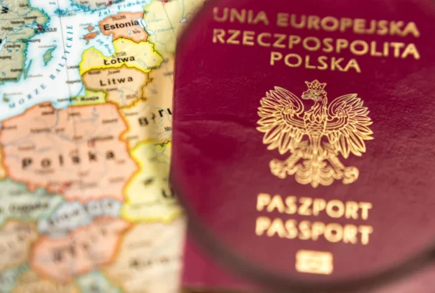 ілюстрація карти з написом Польща та паспорту громадянина Польщі