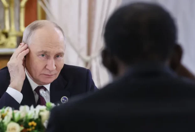 Президент Росії Володимир Путін розмовляє з президентом Екваторіальної Гвінеї Теодоро Обіангом Нгема Мбасого у Великому Кремлівському палаці в Москві, у вівторок, 27 жовтня 2026 року