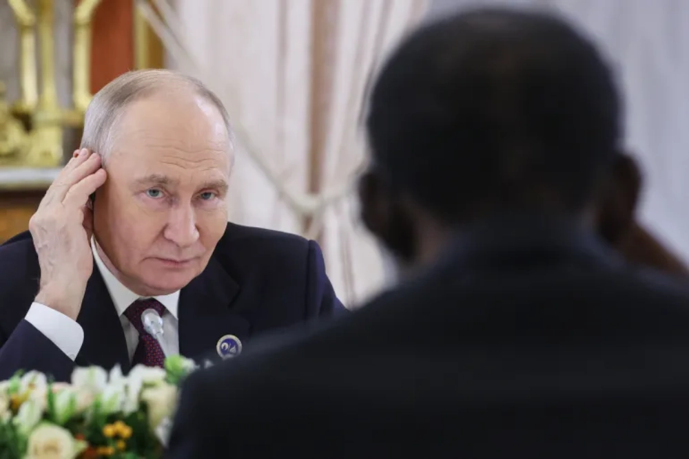 Президент Росії Володимир Путін розмовляє з президентом Екваторіальної Гвінеї Теодоро Обіангом Нгема Мбасого у Великому Кремлівському палаці в Москві, у вівторок, 27 жовтня 2026 року